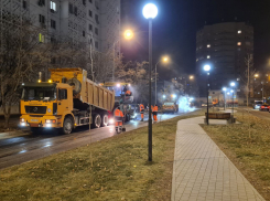 В Астрахани на улице Валерии Барсовой срезали старый асфальт и кладут новый