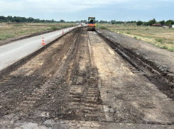 В Астраханской области ремонтируют важный отрезок трассы