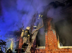 В центре Астрахани на крупном пожаре пострадали мужчина и женщина