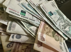 Мошенник притворился женщиной и вымогал у астраханца деньги