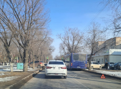 В Астрахани автобус столкнулся с иномаркой, ее отбросило на аллею