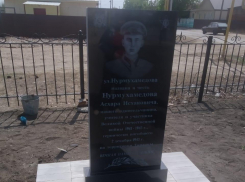 «Таких участников у меня до гребанной матери»: глава астраханского сельсовета запретила установку памятной доски