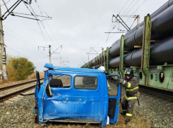Роковая встреча: поезд протаранил газель в Астраханской области