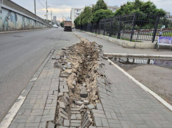 Потребовался всего один водитель, чтобы изуродовать тротуар в Астрахани