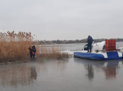 Астраханские спасатели достали труп вмерзшего в лед мужчины