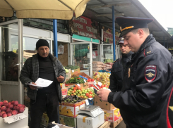 Полиция изъяла на астраханских рынках более 200 бутылок алкоголя и 2 тонн металлолома