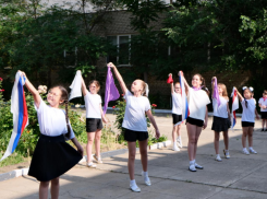 Астраханцам раздадут около 4000 лент с триколором в преддверии Дня России