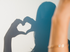 Каждый третий астраханец не отмечает День секса за открытку