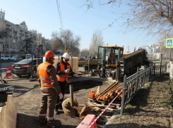 В центре Астрахани канализационные трубы перемещают под пешеходную зону