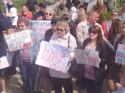 В Астрахани в парке «Дружба» прошел очередной митинг против бродячих собак