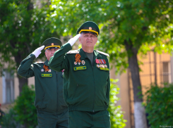 Как 94-летний ветеран прошагал на торжественном параде в Астрахани 