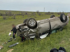 Под Астраханью перевернулась машина с тремя людьми, есть пострадавшие