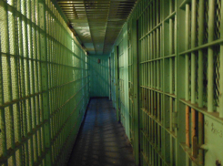 В Астрахани сотрудника ИК отправили за решетку и запретили работать