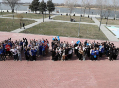 Астраханцы выстроились в слово «КРЫМ»