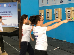 Астраханцы соревновались в метании ножей с россиянами