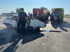 В Ленинском районе Астрахани водитель застрял в салоне авто из-за ДТП