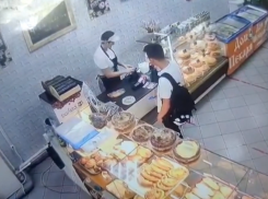 В Астрахани студент не дождался владельца карты и решил потратить чужие деньги