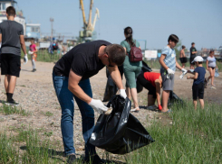 В микрорайоне АЦКК очистили береговую линию от мусора и сорной травы