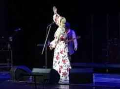 Во время концерта Пелагеи у астраханского театра протекла крыша