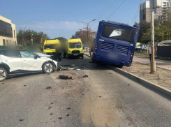 Драма на дороге: в Астрахани столкнулись иномарка и автобус, пострадали несколько человек