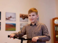 Мальчик из Мариуполя прокатился на самокате в резиденции астраханского губернатора