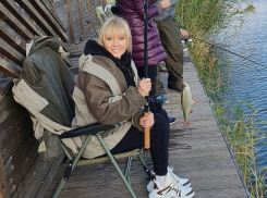 Певица Валерия под Астраханью ловила рыбу и кормила свиней