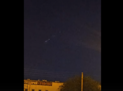 В небе над Астраханью засняли сгорающие обломки спутника