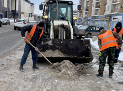 В Астрахани коммунальщики вывезли еще 270 тонн снега и наледи