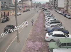 «Лексус» сбил астраханку, которая не глядя переходила улицу в неположенном месте 