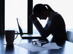 Астраханцы назвали главные источники стресса и страха на работе