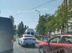 «Это ловушки»: еще один светофор в Астрахани спрятался от водителей