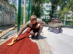 Глава Астрахани проинспектировал ход обустройства мини-футбольного поля
