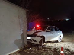 В Астрахани два парня угнали автомобиль избитого таксиста и врезались в гараж