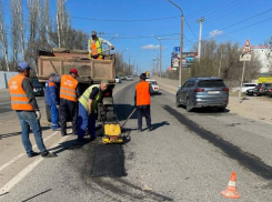 Дорожники заделали 127 квадратных метров ям в Астрахани