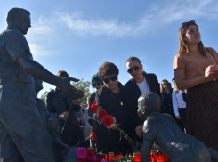 Астраханцы почтили память погибших детей и взрослых в Ижевске