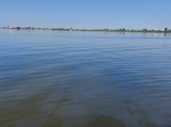 Астраханцы заметили нефтепродукты в Волге у Старого моста