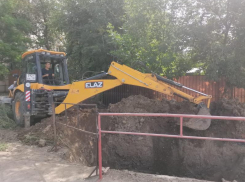 В Астрахани возле детского сада устранена зловонная лужа