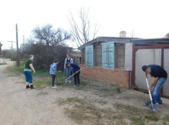 Астраханские школьники помогают ветеранам справляться с домашними делами