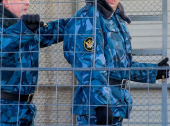 Инспектор астраханского СИЗО пообещал осуждённому достать запрещённые вещества