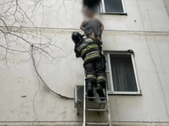 Астраханские огнеборцы боролись с огнем в девятиэтажке и эвакуировали 14 человек