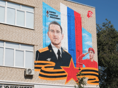 В Астрахани открыли мурал волонтеру Александру Ховрико, погибшему в Донецке
