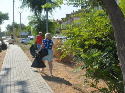 В Астрахани проводят комплексную уборку променадов