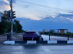 Администрация Астрахани ищет водителя, снесшего ограждение моста