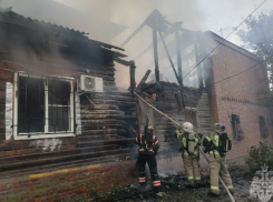 В центре Астрахани горит целый ряд жилых домов