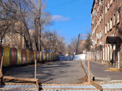 В Астраханской области ветер наделал дел: свалил забор у разрушающегося дома, елку и остановку