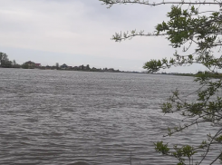 В Астраханской области москвич упал с лодки и травмировался