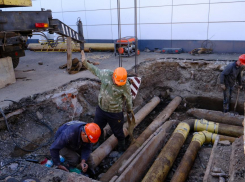 В Астрахани на протяженной улице вырыли ямы, кипит работа: что происходит