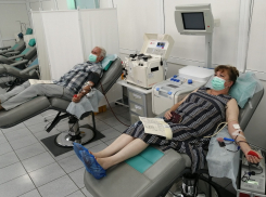Супружеская пара из Астрахани сдала более 100 литров крови на двоих