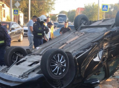 Достали из перевернутой машины: в Астрахани спасатели совершили чудо