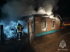 В Астраханской области на ночном пожаре погибли мать и двое детей